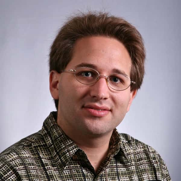 Scott Aaronson est un chercheur en informatique théorique reconnu, membre du corps professoral du département de génie électrique et d'informatique au <em>Massachusetts Institute of Technology</em>. Il a de sérieux doutes sur le potentiel des calculateurs quantiques de D-Wave Systems. © MIT