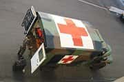 <br />Abidjan : les blessés sont convoyés par ambulance à l'aéroport.<br />&copy; Croix rouge