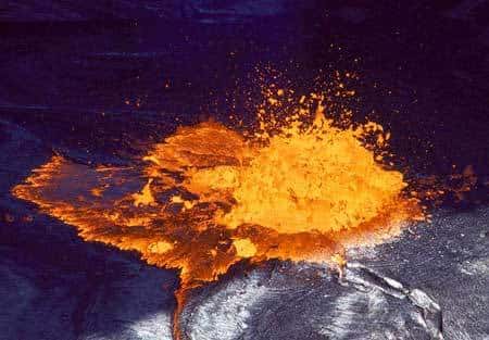 <br />Bulle de gaz éclatant à la surface du lac de lave dans le cratère de l'Erta Ale. (&copy; Stromboli on line http://www.stromboli.net)