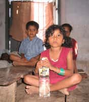 <br />&copy; UNICEFKerala/India/ Jeemon Jacob Distribution d'eau <br />dans un camp ouvert par les autorités indiennes dans le district du Kerala