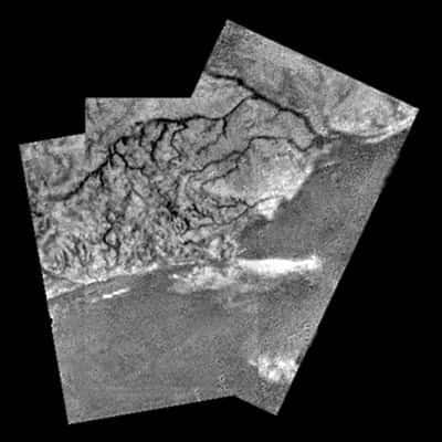 Mosaïque de trois images prises par Huygens lors de sa descente dans l'atmosphère de Titan.<br />(crédits : ESA/NASA/JPL/University of Arizona)