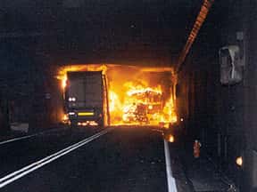 <br />Incendie du Tunnel du Gothard, en Suisse. 24 octobre 2001. <br />&copy; NC