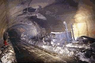 <br />Tunnel du Mont Blanc entre la France et l'Italie. <br />Le 24 mars 1999, un feu s'est déclaré dans un camion transportant de la margarine, produisant des températures atteignant 1000°C. 35 personnes ont péri dans l'incendie. <br />&copy; AP/PTI