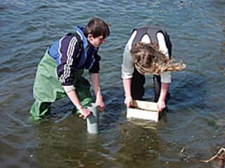 &copy; Lycée Jenny Nyström, Kalmar, Suède: Chaque année, les élèves font des prélèvement pour évaluer la qualité de l'eau. 