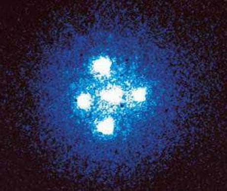  La croix d'Einstein, un mirage gravitationnel : les points formant la croix sont quatre images du même quasar lointain, formées par l'action gravifique d'une galaxie plus proche. &copy; HST 