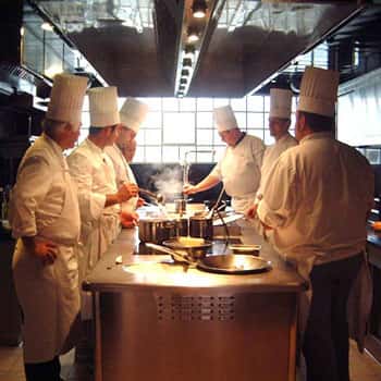 <br />Chefs-cuisiniers occupés à créer la nourriture de l'espace &copy; ADF – Alain Ducasse Formation 