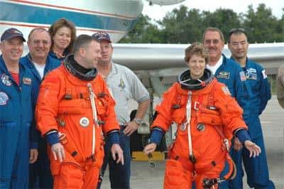 L'équipage en attente avec à droite Eileen Collins, commandant de la mission STS-114<br />Crédit : NASA/KSC