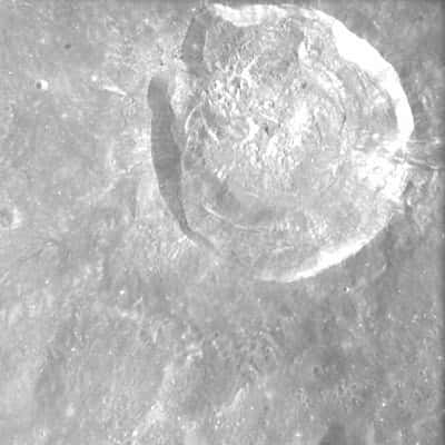 Une photo du cratère Glushko prise par AMIE (crédit : ESA/Space-X, Space Exploration Institute)
