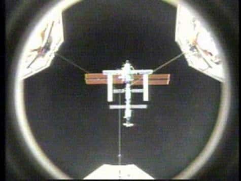 Discovery se rapprochant de l'ISS (crédit : NASA TV)