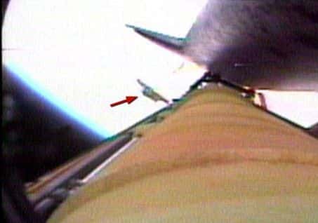 Un débris de mousse isolante se détachant du réservoir externe de la navette lors du décollage (crédit : NASA)