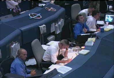Le directeur des opérations au centre de Houston annonce le report de l'atterrissage <br />à l'équipage de Discovery (crédit : NASA-TV)