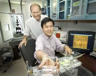 Benjamin Ocko et Yuguang Cai, du Brookhaven Lab, fiers de leur Electro Pen Nanolithography, capable d'écrire des motifs composés d'une seule couche moléculaire.