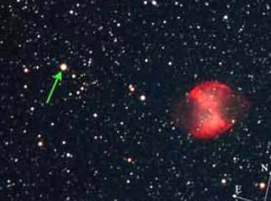 L'étoile HD189733 est repérée par la flèche verte. Elle est située à moins de 0.15° (équivalent à une demi lune) de la nébuleuse Dumbell &copy; Photo Daniel Jaroschik