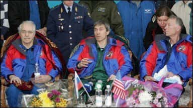 11 Octobre 2005, après l'atterrissage réussi de la capsule Soyouz au Kazakhstan. De gauche à droite : l'américain John Phillips, le russe Sergueï Krikalev et Gregory Olsen.<br />Courtesy of AFP