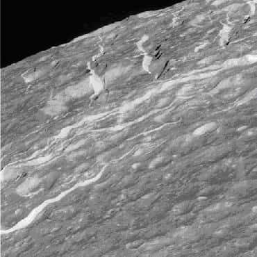 Photographie prise par Cassini des volutes striant la face "arrière" de Dioné<br />(Crédit : NASA/JPL) 