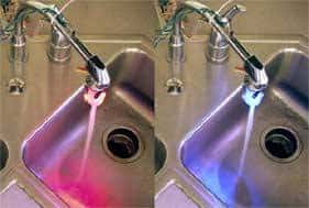Le robinet du futur : une lumière colorée indique si l'eau est chaude ou froide (crédit : MIT)