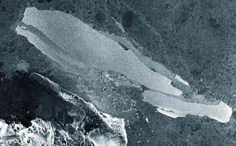 L'iceberg géant B15A en collision dans la mer de Ross <br />Cliché du satellite européen Envisat<br />(Crédit : ESA)