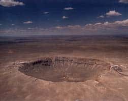 Le cratère Barringer, en Arizona, d'un diamètre de 1200 mètres et d'une profondeur de 300 mètres <br />Il aurait été creusé par l'impact d'un astéroïde d'une trentaine de mètres de diamètre<br />(Crédit : http://www.snowder.com)<br />