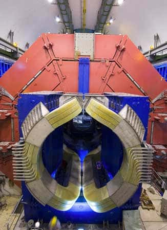 <br />La fantastique installation européenne Alice, au LHC, qui sera inaugurée en 2007. Elle devrait permettre d'atteindre des températures de l'ordre de 10 000 milliards de degrés. <br />&copy; M. Brice /CERN  