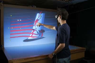 <br />De nombreuses techniques de réalité virtuelle sont étudiées au laboratoire Gravir. Grâce au plan de travail virtuel dont ils sont équipés, les chercheurs peuvent découvrir les procédés de retour d'effort les plus adaptés. Et restituer des sensations de relief sur un ou deux doigts. Ou bien à l'extrémité d'un stylet. <br />&copy; J. Wallace / INRIA 