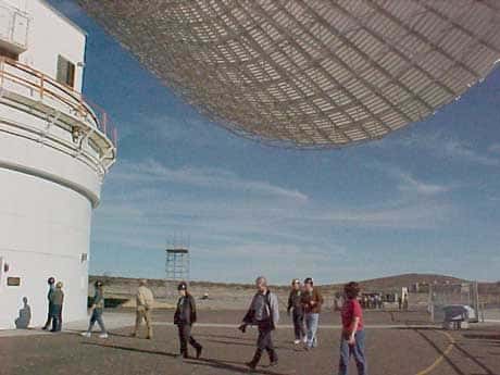 <br />Radiotélescope : Sous l'antenne parabolique de 70m de Golstone intégrée au réseau DSN de la NASA. ll s'agit de la plus grande antenne orientable dédiée aux télécommunications spatiales. &copy; UCLA/RADHEP 