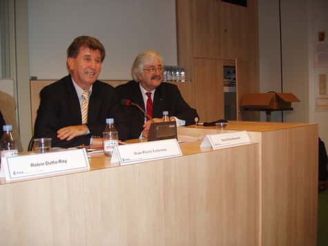 Conférence de presse au siège de l'ESA. <br />De gauche à droite : Jean Pierre Lebreton et David Southwood, président de l'ESA <br />(Crédits : Christophe Olry/Futura-Sciences)