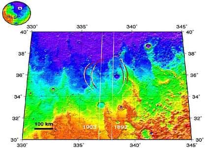  Dans la zone équatoriale, MARSIS a également détecté la présence d'un cratère enfoui,<br />invisible à l'oeil nu, qui pourrait être rempli de glace.<br /> (Crédits : ESA)