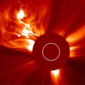 Au coronographe, le Soleil est caché, il est matérialisé par le rond blanc, on voit la matière qu'il éjecte<br />crédits : ESA/NASA