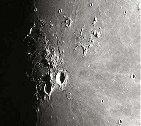 Le phénomène lumineux transitoire observé par l'équipage d'Apollo XI, <br />alors qu'il survolait la Lune à 110 kilomètres d'altitude<br /> (Crédit : NASA)