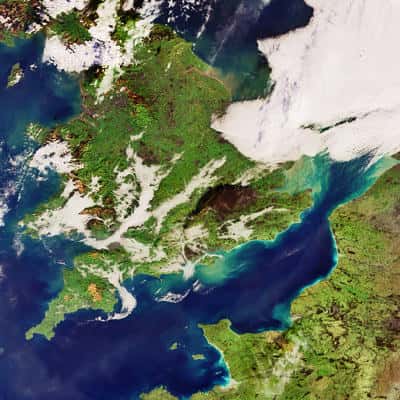 Cliché pris par le satellite Envisat de l'ESA, le 11 décembre 2005 à 10H45 GMT (instrument MERIS)<br /> On y voit le gigantesque nuage de fumée qui s'est élevé au dessus du dépôt de Buncefield et a gagné le sud de l'Angleterre <br />(Crédits : ESA)