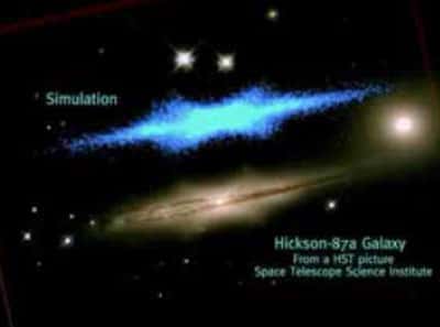 <br />Comparaison du résultat d'une simulation (en haut, en bleu) avec la galaxie H87a observée avec le télescope spatial Hubble (en bas, fausses couleurs). 