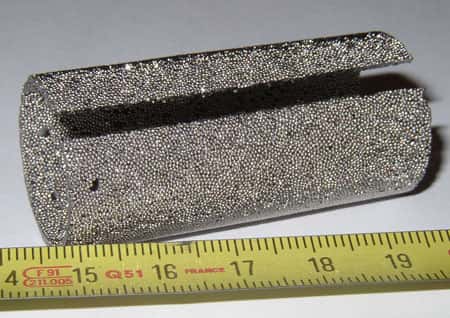 <br />D'un diamètre extérieur de 20 mm et d'une épaisseur de paroi de 1,5 mm, une prothèse de trachée en titane poreux pour une implantation humaine.