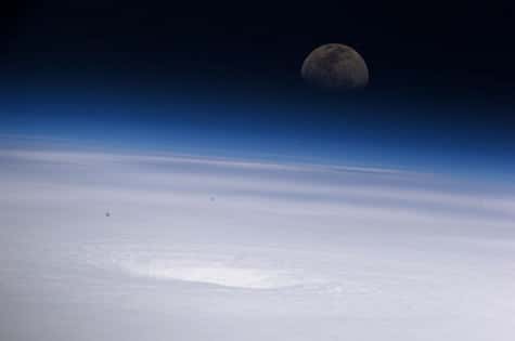 Cliché du cyclone Emily vu depuis la Station Spatiale Internationale, le 17 Juillet 2005 ;<br /> Qu'est-ce qui a bien pu engendrer tant d'éclairs en son sein ? <br />C'est justement la question que se pose en ce moment même une équipe de chercheurs... <br />(Crédits : NASA)