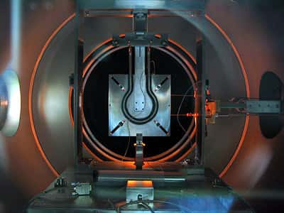 Le moteur ionique DS4G, pendant sa campagne de test à l'ESTEC<br /> (Crédits : ESA)