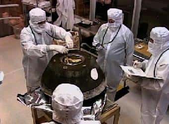 La capsule SRC de Stardust dans une salle blanche de la base américaine où elle a atterri, dans l'Utah <br />(Crédits : NASA TV)