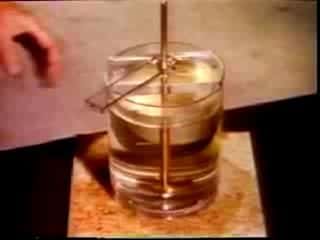 Une image instantanée d'un film tourné lors des expériences menées par le physicien Taylor pour observer la réversibilité hydrodynamique. Le dispositif de l'équipe de Pine est similaire à celui de Taylor.<br />(G.I. Taylor's "clip on hydrodynamic reversibility") 