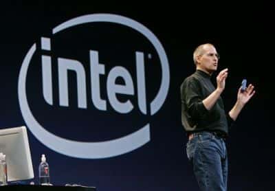 Steve Jobs au MacWorld de San Fransisco explique combien les nouveaux processeurs d'Intel augmentent la puissance de la nouvelle génération de Mac.