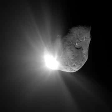 Image spectaculaire de la Comète Tempel, 67 secondes après impact<br /> (Crédits : NASA/JPL)