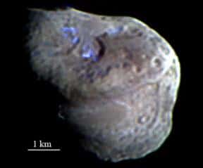 Trois poches de glace ont été détectées à la surface de la comète Tempel 1 <br />Cette image, prise par la caméra embarquée de Deep Impact,<br /> constitue la première preuve de la présence de glace d'eau sur une comète<br /> (Crédits : NASA)