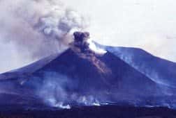 Fig. 1 - Le Mont Etna en éruption en juillet 2001<br />(crédits : C. Ferlito & J. Siewert)