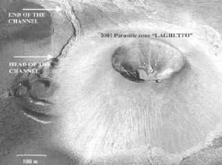 Fig. 2 - Une vue aérienne de la coulée de lave (à gauche)<br />(crédits : courtesy of Phys. Rev. Lett. 96 028501)