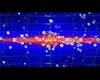 Cliché du fond diffus X, obtenu par le satellite RXTE, superposé à une image des sources infrarouges,<br />fournie par la mission COBE ; <br />Les points blancs correspondent à des sources de rayon X très brillantes : des trous noirs ou des étoiles à neutrons ; <br />Néanmoins, la grande majorité des rayons X de notre galaxie proviendrait de millions de sources pâles ne pouvant être «photographiées» ;<br />Ces sources seraient des naines blanches et des étoiles aux couronnes actives. <br />(Crédits : NASA/RXTE-COBE/Revnivtsev)