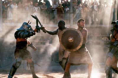 Les gladiateurs n'utilisaient qu'un seul type d'arme au cours de leurs duels,<br /> et les condamnés à mort étaient abattus en coulisse, par un bourreau<br />Crédits : Dreamworks Pictures<br />