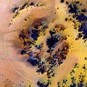 Le cratère Kebira, de 31 kilomètres de large, situé dans le Désert du Sahara <br />Il est localisé au sud-ouest de l'Egypte, non loin de la frontière libyenne<br /> (Courtesy of Boston University Center for Remote Sensing)