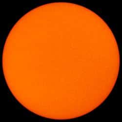 Cliché du soleil pris le 10 Février 2006 par SOHO (Solar and Heliospheric Observatory)<br /> Les taches solaires ont disparu de la surface, ce qui indique le minimum d'activité... <br />et empêche de vérifier expérimentalement que le Soleil tourne sur lui-même !<br /> (Crédits : NASA/SOHO)