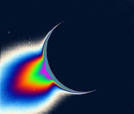 Encelade abriterait juste sous sa surface des poches d'eau à l'état liquide... <br />(Crédits : NASA/JPL)