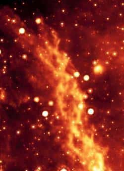La nébuleuse à double hélice observée par le télescope spatial Spitzer serait la conséquence d'une déformation du champ magnétique au voisinage du coeur de la Voie Lactée <br />(Crédits : NASA/JPL-Caltech/UCLA)