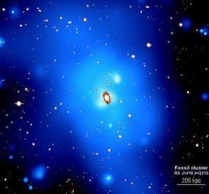 L'amas de galaxies fossile RX J1416.4+2315 <br />En bleu apparaissent les émissions dans les rayons X du gaz chaud qui entoure cette gigantesque galaxie elliptique<br />  (Crédits : Khosroshahi, Maughan, Ponman, Jones, ESA)