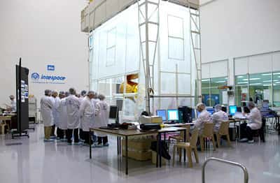 L'instrument Corotel à la fin des ses essais chez Intespace, à Toulouse, en novembre 2005.<br /> Le télescope est installé sous une tente à aspiration afin de garantir un niveau de propreté supérieur à celui déjà fourni par la salle blanche. <br />(Crédits : S. Barensky)