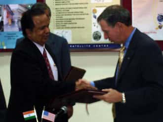 Mike Griffin et Madhavan Nair, après signature de leur accord <br />(Crédits : Indian Space Research Organization)
